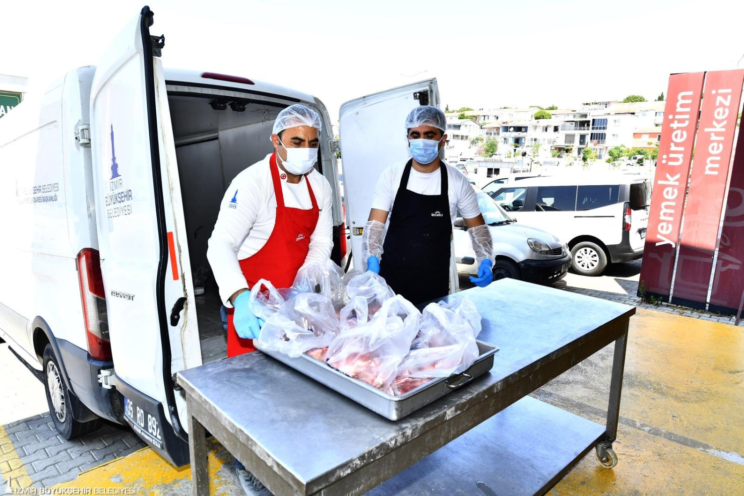 İzmirlilerin et bağışları ihtiyaç sahiplerine ulaştırılıyor